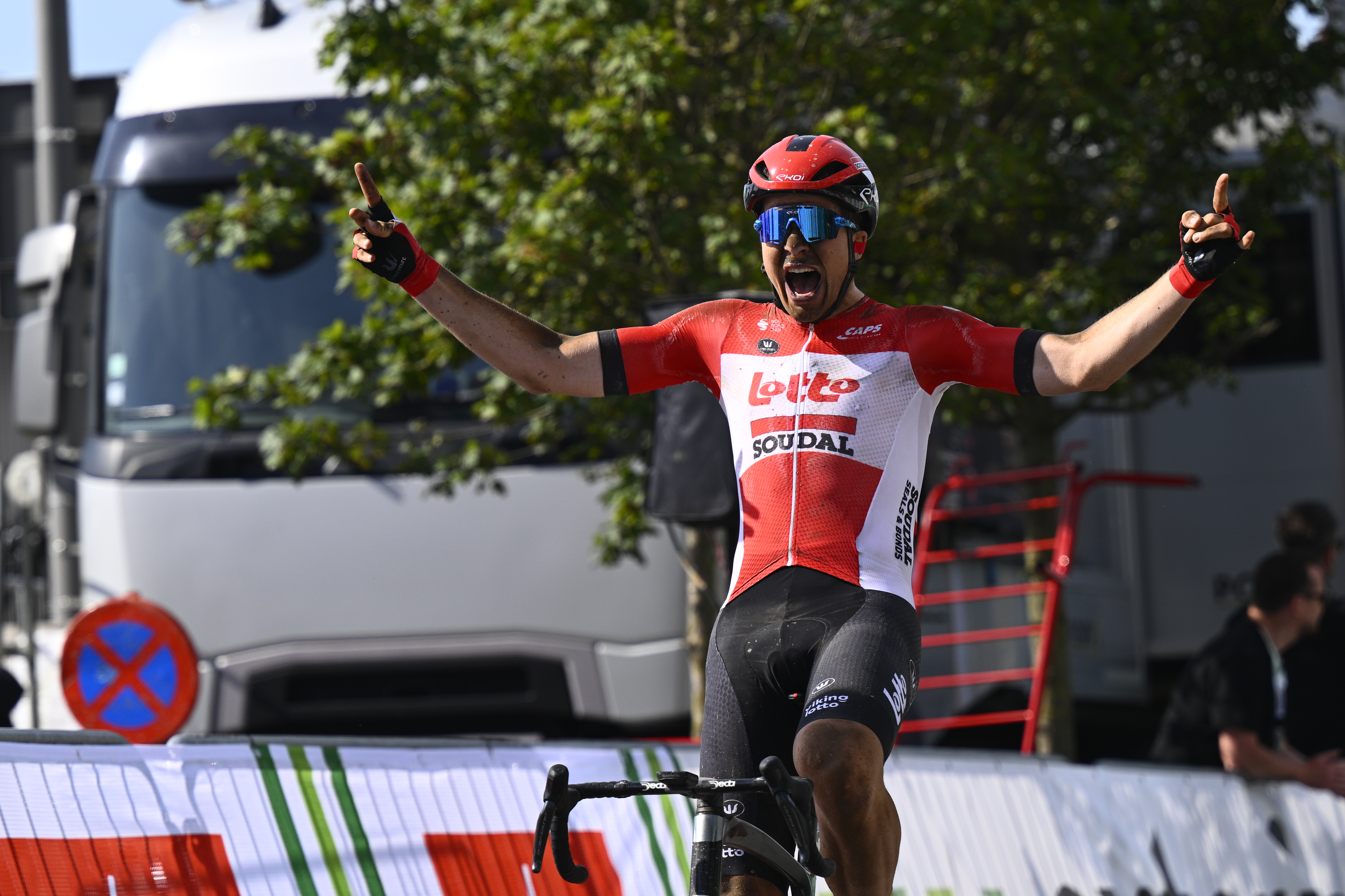 Florian Vermeersch klopt Gianni Vermeersch en Thibau Nys in Antwerp Port Epic 2022