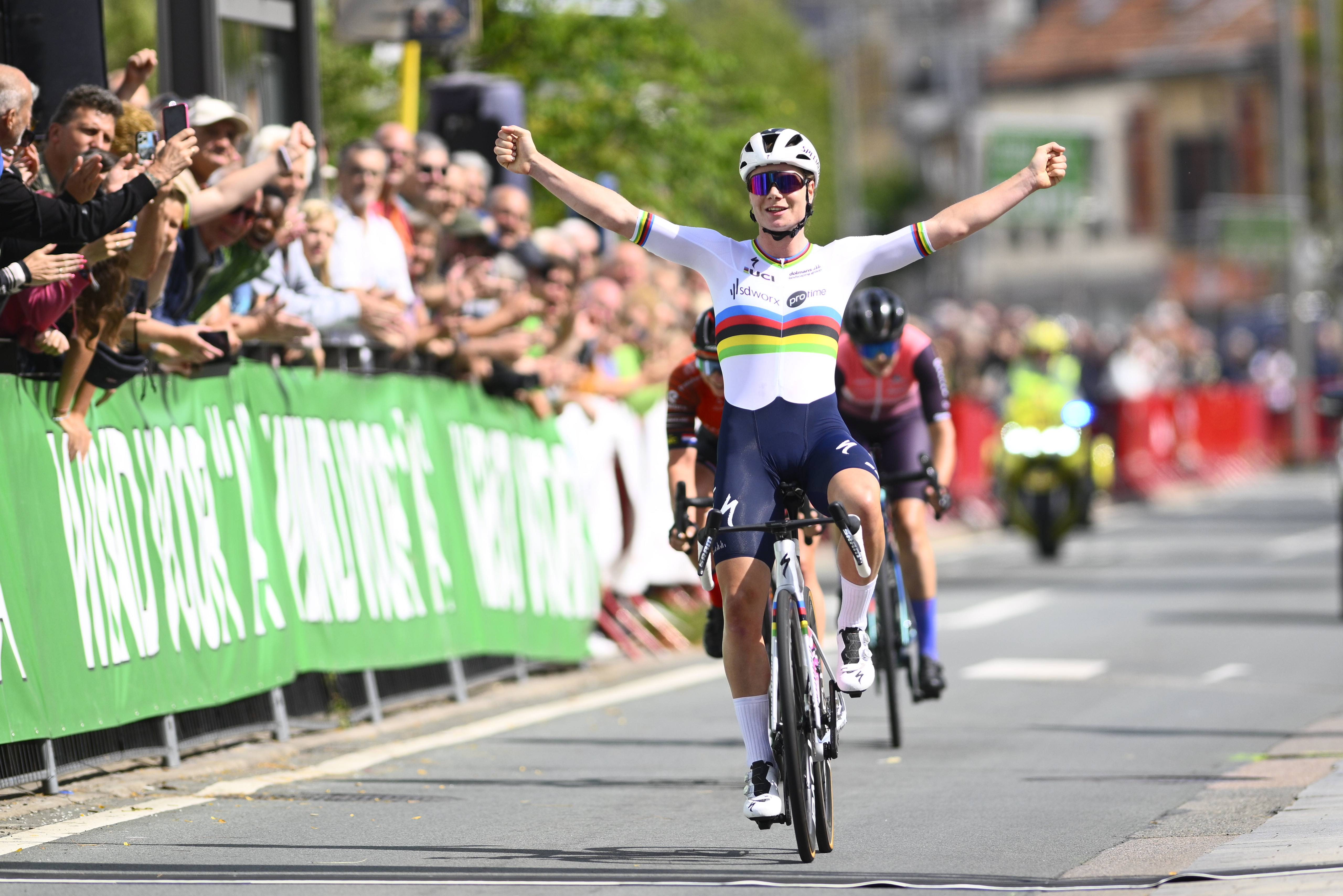 Lotte Kopecky wint voor het eerst in regenboogtrui